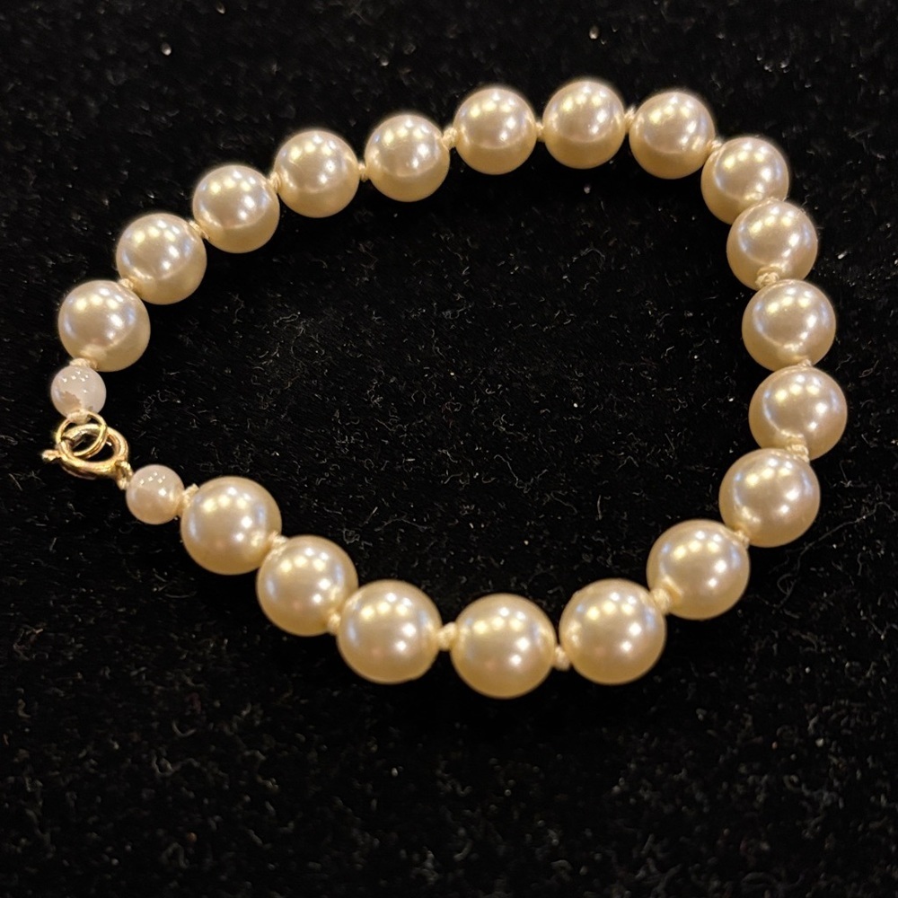 Elegant Faux Pearl Bracelet